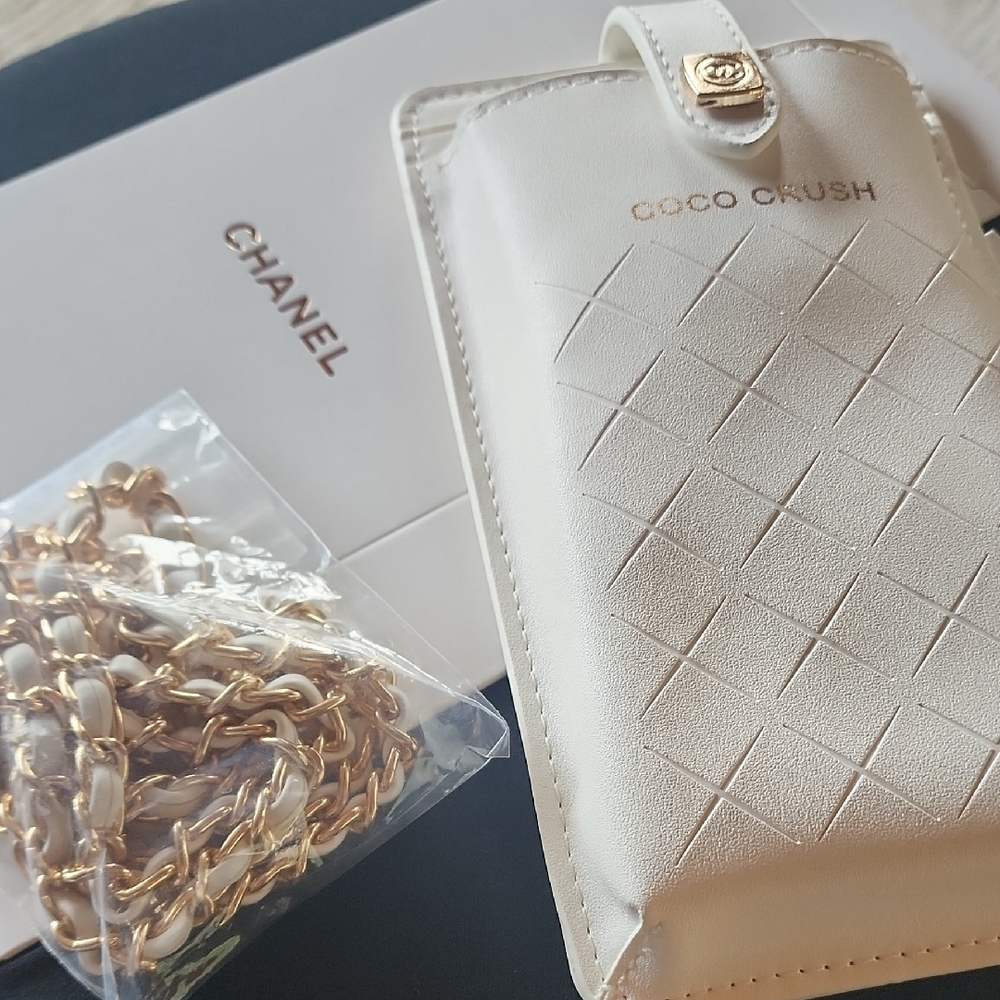 CHANEL Coco Crush White Quilted Leather Case